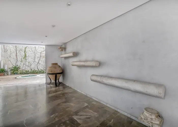 Santa Ana Free Parking Center *